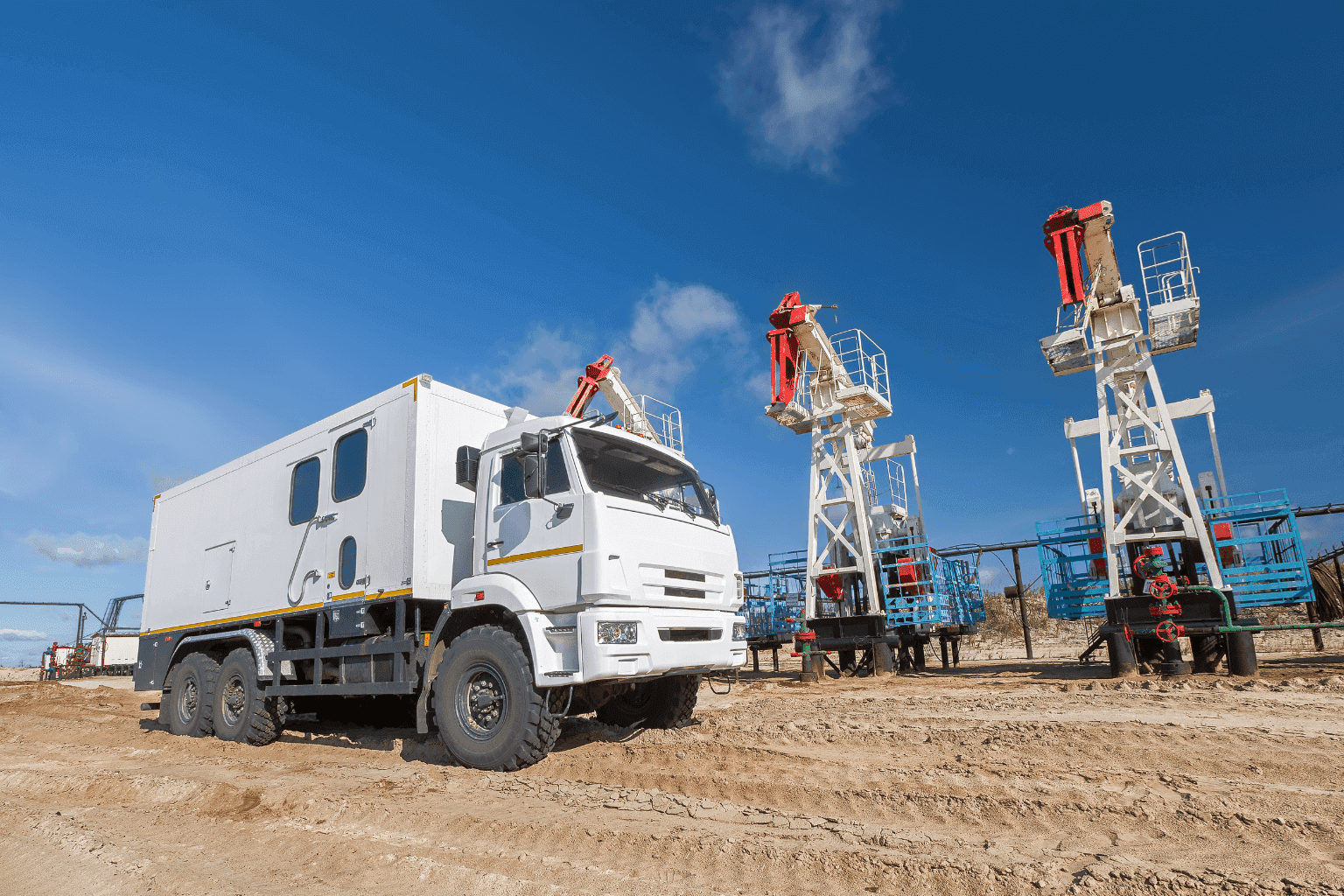 Camion et équipements de production sur un champ pétrolier